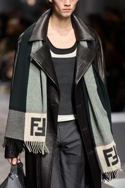 Look 99